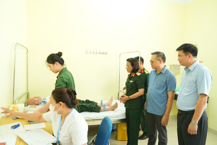 Xã Gia Lâm tổ chức khám bệnh, tặng quà tri ân người có công