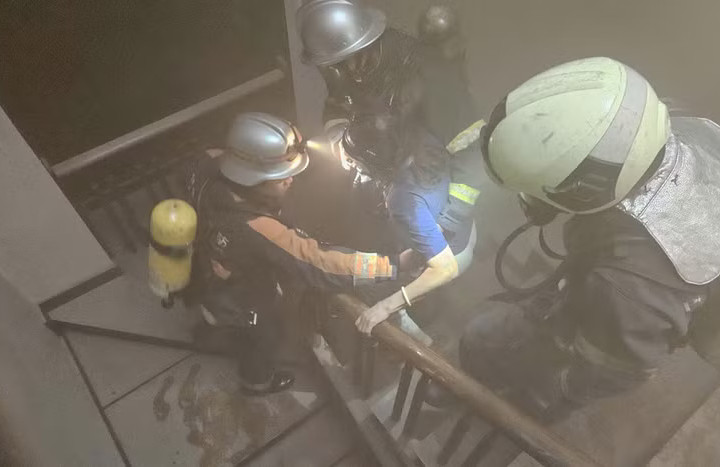 Kịp thời cứu cụ bà 70 tuổi ra khỏi đám cháy