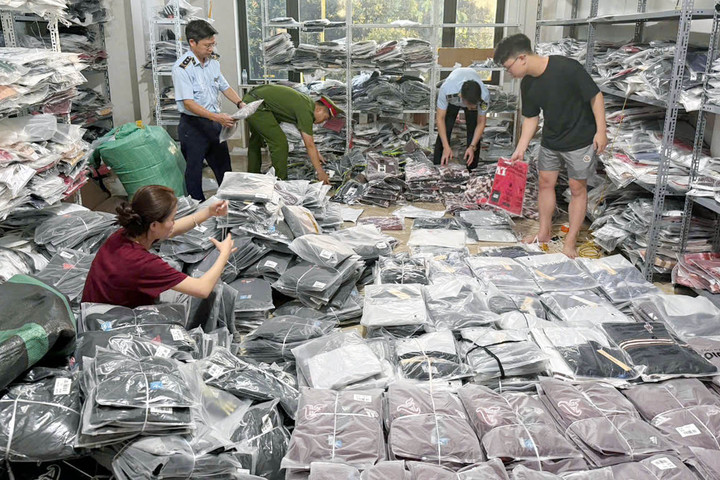 Hà Nội phát hiện 2.575 sản phẩm thời trang giả mạo nhãn hiệu nổi tiếng