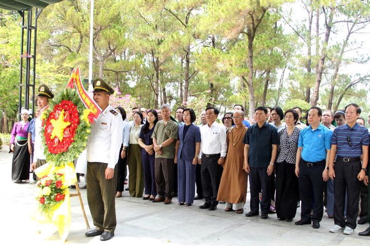 Đoàn đại biểu nhân sĩ, trí thức, tôn giáo tiêu biểu Thủ đô tri ân các Anh hùng Liệt sĩ tại Quảng Trị