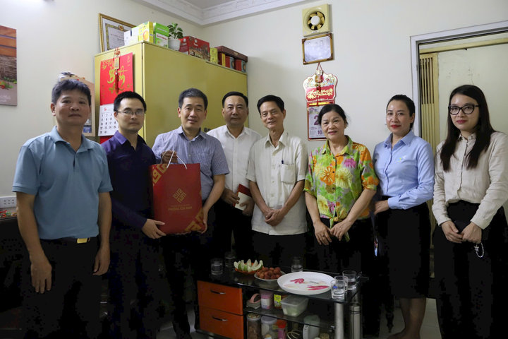 Phường Cửa Nam thăm, tặng quà trẻ em có hoàn cảnh đặc biệt khó khăn