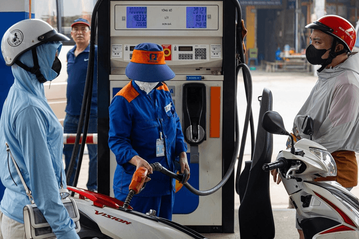 Giá xăng E10RON95-III giảm 837 đồng/lít từ chiều nay