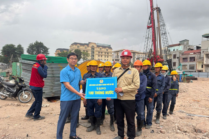 Chủ tịch Liên đoàn Lao động TP Hà Nội tặng nước uống động viên công nhân trên công trường cầu Trần Hưng Đạo