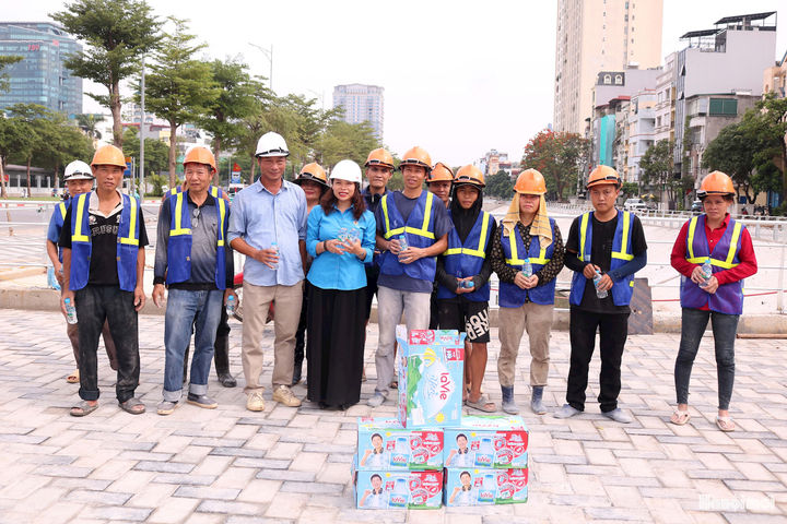 Tiếp sức người lao động trên các công trình trọng điểm ở phường Nghĩa Đô