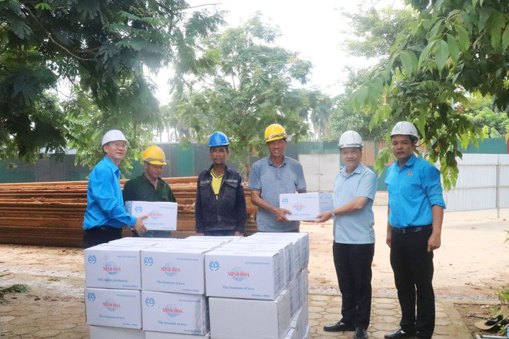 Lãnh đạo phường Đông Ngạc kiểm tra công trình trọng điểm, tiếp sức cho người lao động