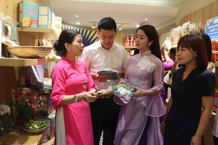 Mang đặc sản và sản phẩm văn hóa Huế đến phố Tràng Tiền