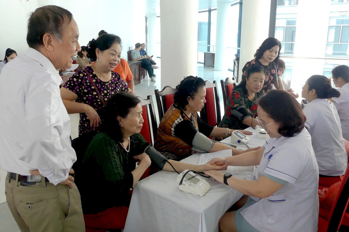 Phường Cầu Giấy: Đột phá trong chiến dịch số hóa dữ liệu y tế toàn dân trên nền tảng VNeID