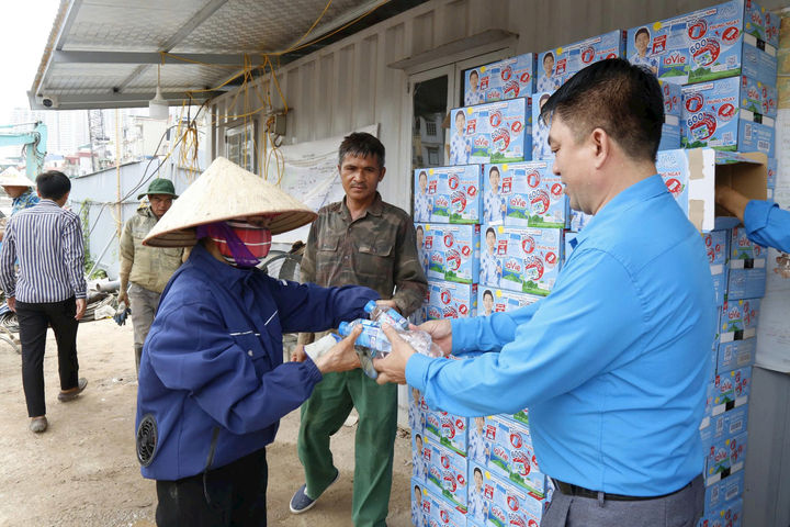 48.000 chai nước uống tiếp sức công nhân Thủ đô