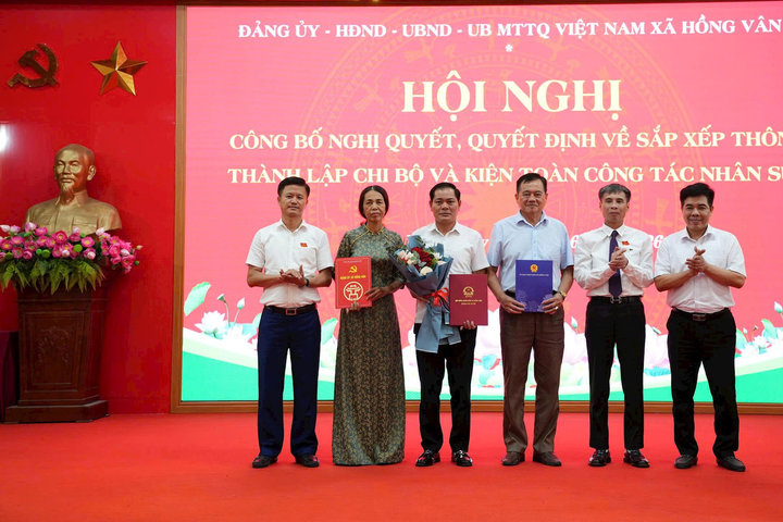 Xã Hồng Vân công bố các quyết định sắp xếp thôn, thành lập chi bộ