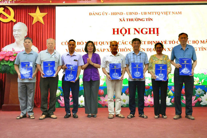 Xã Thường Tín công bố các quyết định sắp xếp thôn, thành lập chi bộ