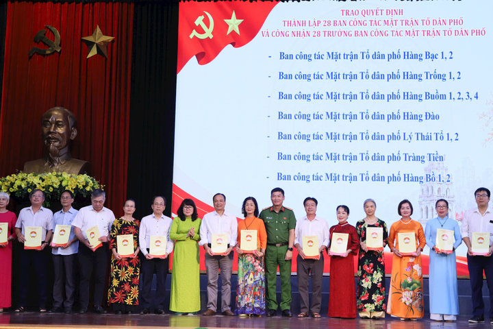 Phường Hoàn Kiếm công bố 28 tổ dân phố, chi bộ tổ dân phố sau sắp xếp