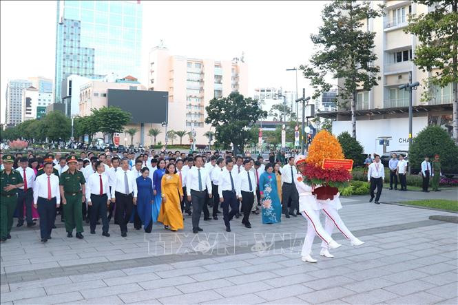 50 năm Thành phố mang tên Bác: Dâng hoa tưởng nhớ Chủ tịch Hồ Chí Minh
