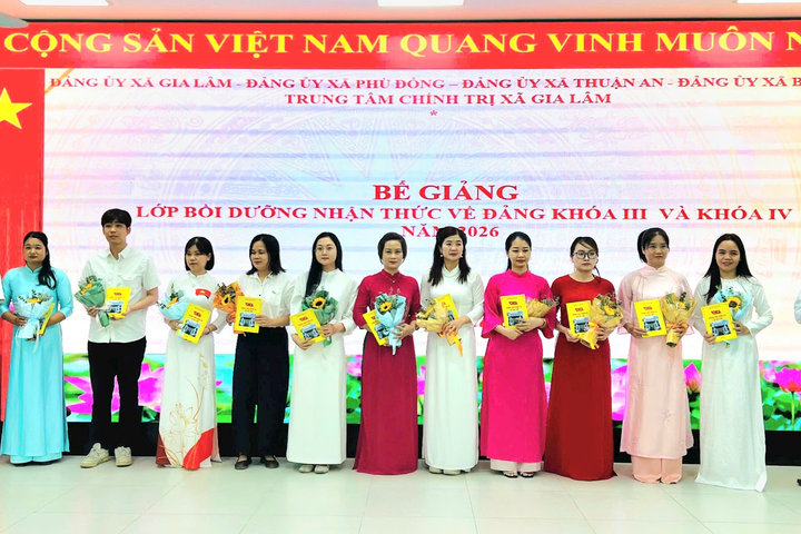 Trao chứng nhận cho 255 học viên 4 xã tham gia lớp bồi dưỡng nhận thức về Đảng