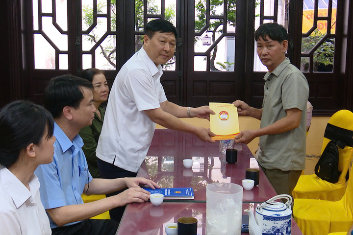 Lãnh đạo Ủy ban MTTQ Việt Nam thành phố Hà Nội thăm hỏi gia đình nạn nhân vụ cháy tại phường Kiến Hưng