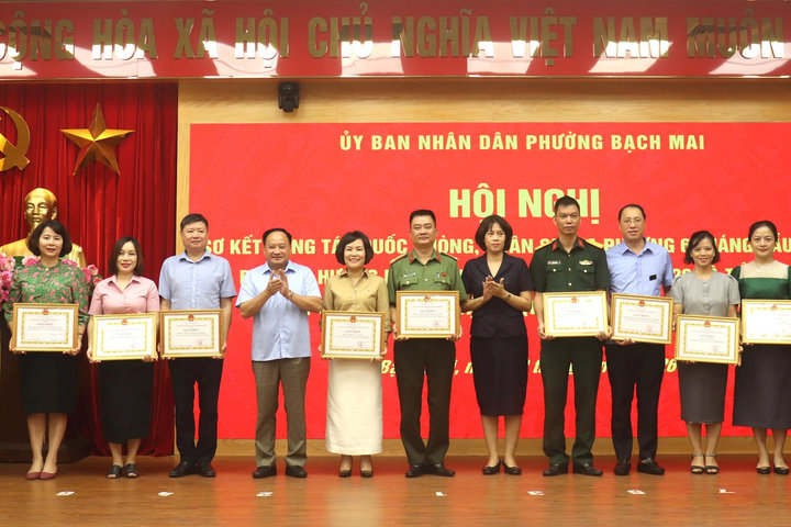 Phường Bạch Mai khen thưởng tập thể, cá nhân trong công tác quốc phòng