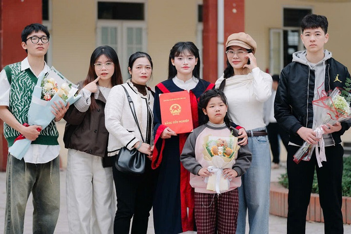 Vượt nghịch cảnh, nữ sinh mồ côi giành thủ khoa khối B00