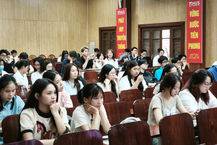 Tuyển sinh đại học 2026: Xuất hiện trường lấy điểm sàn lên đến 25