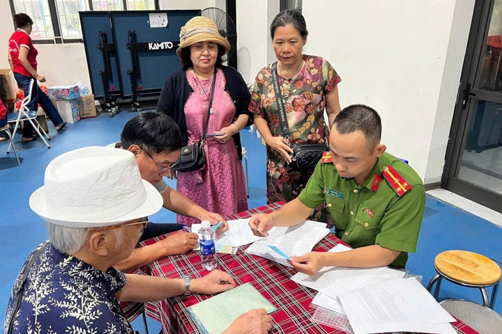 Công an phường Kim Liên thu nhận mẫu ADN cho thân nhân liệt sĩ