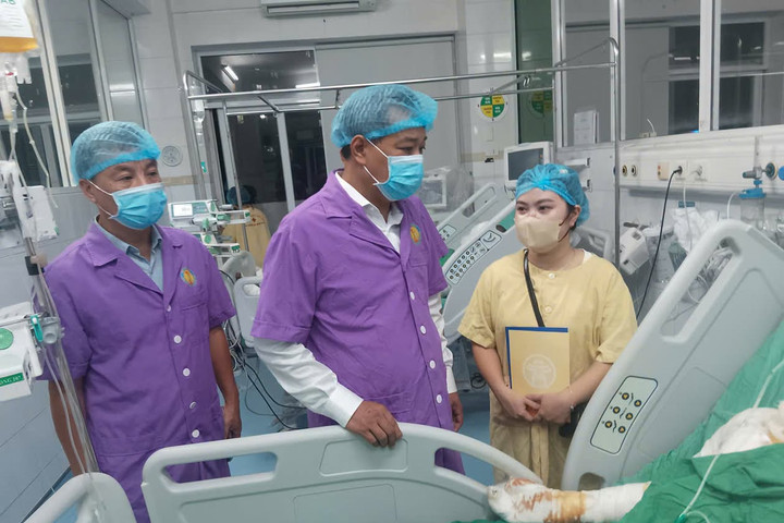 Thăm hỏi, trao hỗ trợ cho gia đình các nạn nhân trong vụ cháy tại phường Kiến Hưng
