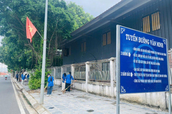 Công an xã Hát Môn ra quân vệ sinh môi trường trên tuyến đường "ba nhất"