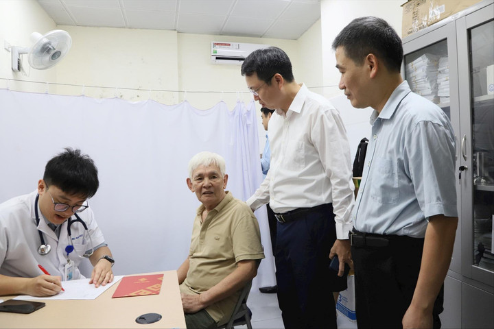 Phường Cửa Nam khám bệnh miễn phí tri ân người có công