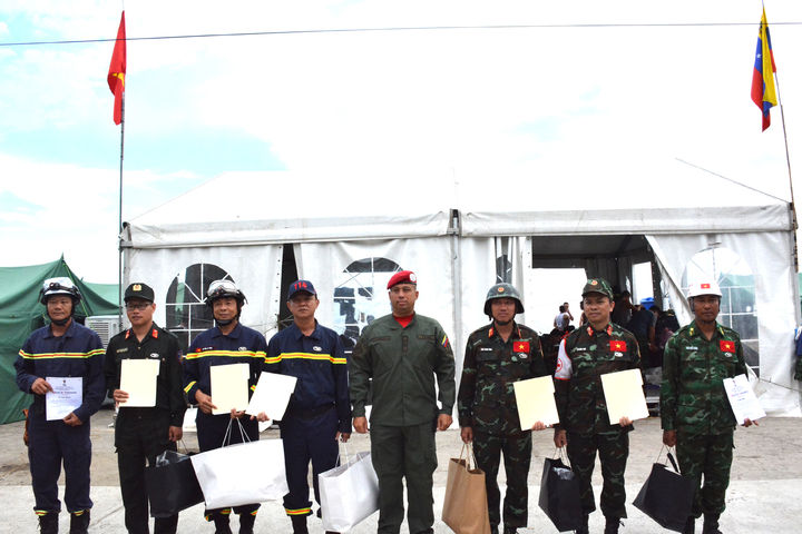 Lực lượng cứu hộ, cứu nạn Việt Nam được trao Huy chương "Anh hùng Venezuela"