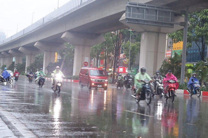 Hà Nội nắng về trưa và chiều sau đó có mưa dông