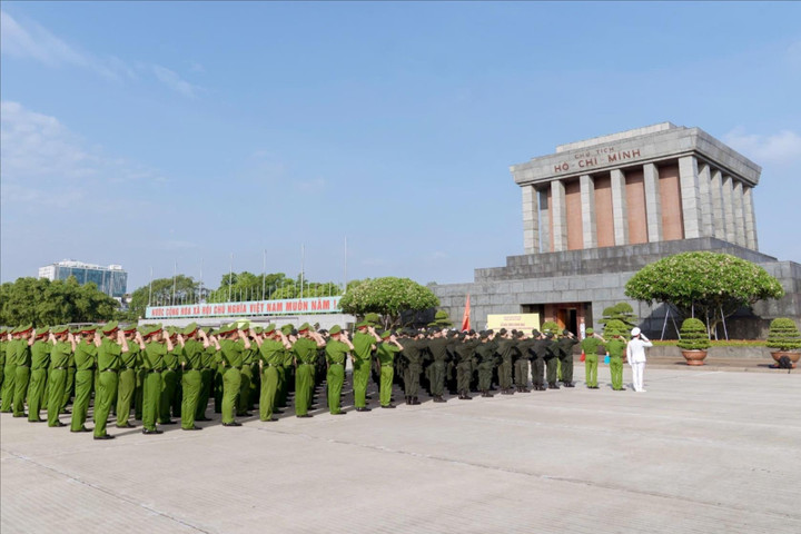 Lực lượng Cảnh sát cơ động Công an thành phố Hà Nội tổ chức Lễ báo công dâng Bác và viếng Lăng Chủ tịch Hồ Chí Minh