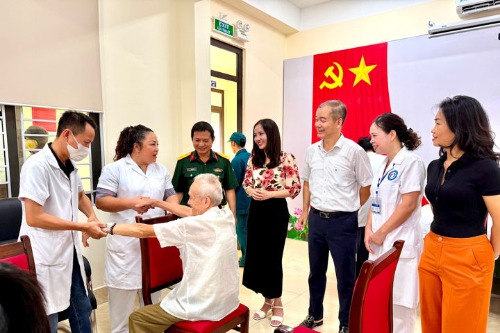 Phường Yên Sở khám, chăm sóc sức khỏe người có công dịp 27-7