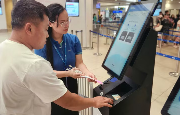 [Podcast] Tin tức ngày 8-7: Sân bay Nội Bài triển khai kiosk sinh trắc học, check-in trong 10 giây