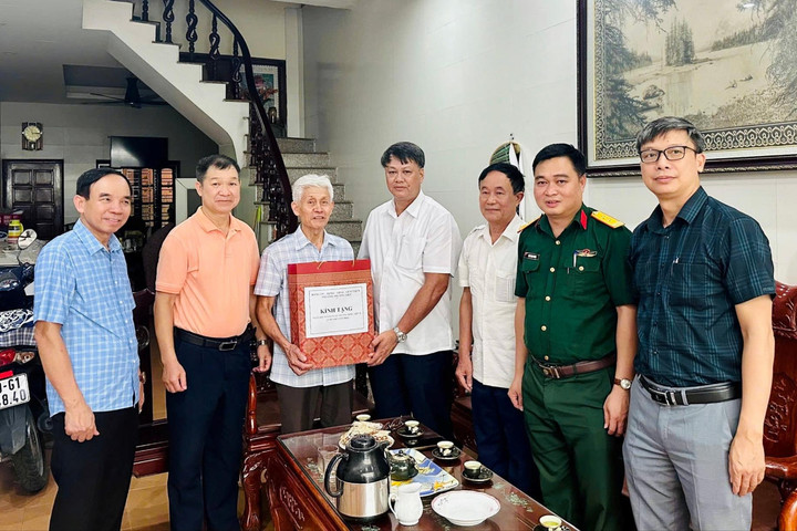 Phường Phương Liệt thăm, tặng quà các gia đình người có công với cách mạng