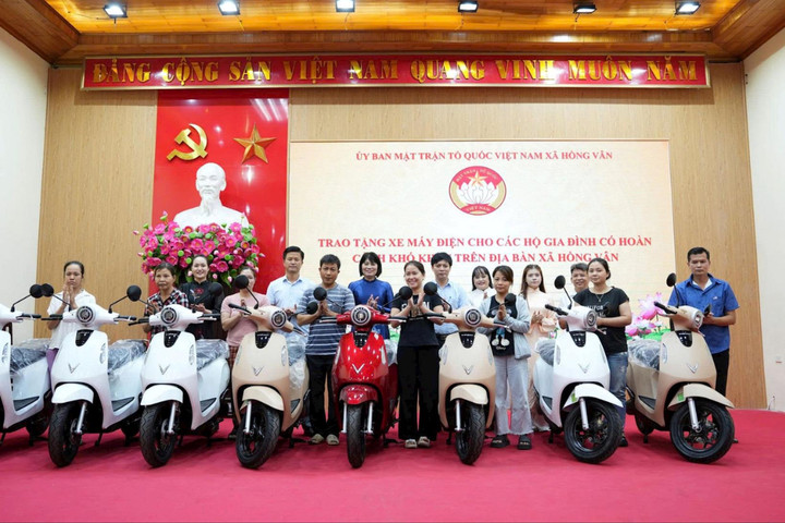 Xã Hồng Vân trao tặng xe máy điện cho hộ nghèo, hộ cận nghèo