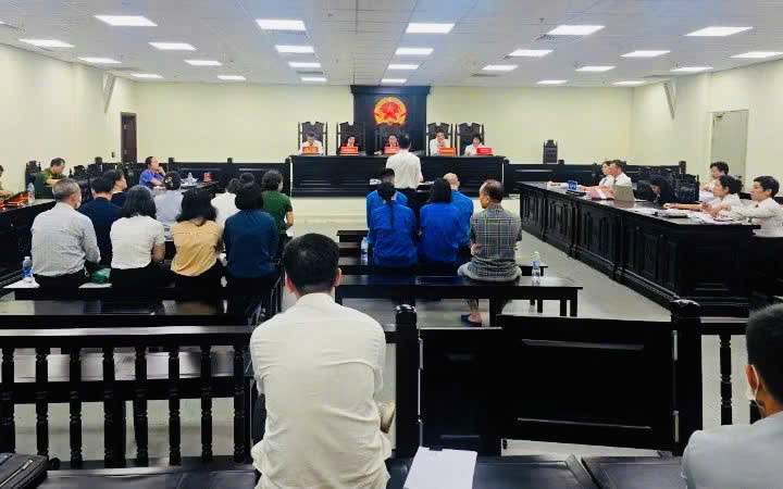 Xét xử nhóm cán bộ nhận tiền, cấp phép hành nghề y, dược sai