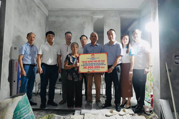 Ủy ban MTTQ Việt Nam xã Thiên Lộc trao kinh phí xây nhà cho hộ cận nghèo