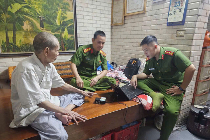 Phường Ô Chợ Dừa lấy mẫu ADN cho thân nhân liệt sĩ