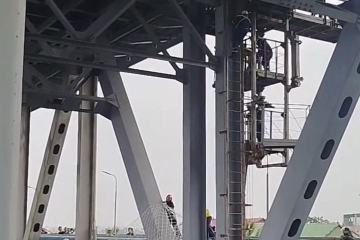 Hà Nội: Kịp thời cứu thanh niên nhảy cầu Thăng Long