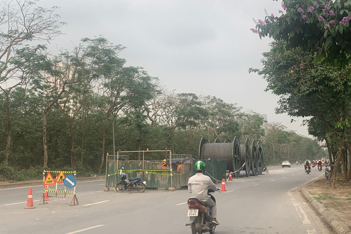Rào chắn nhiều đoạn trên Đại lộ Thăng Long để thi công nút giao Vành đai 3,5