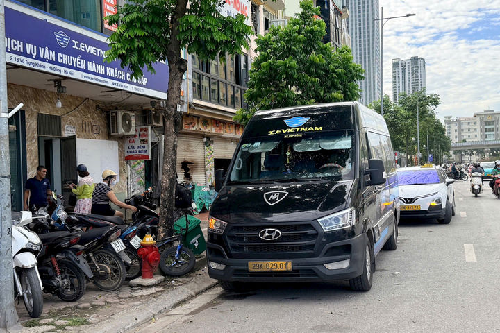 Nhức nhối vấn nạn xe limousine cản trở giao thông, lấn chiếm vỉa hè
