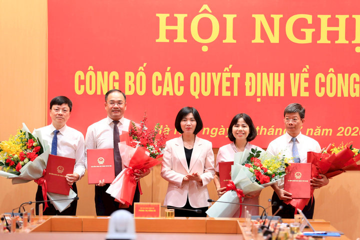 Đảng ủy HĐND thành phố Hà Nội trao các quyết định về công tác Đảng