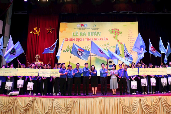 Tuổi trẻ Đại học Quốc gia Hà Nội mang tri thức số đến với vùng cao