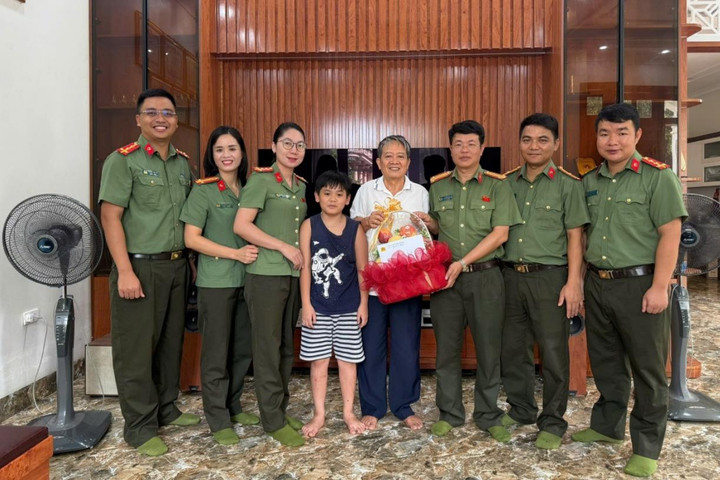 Công an xã Hồng Sơn: Thiết thực chào mừng 80 năm Ngày truyền thống lực lượng An ninh nhân dân