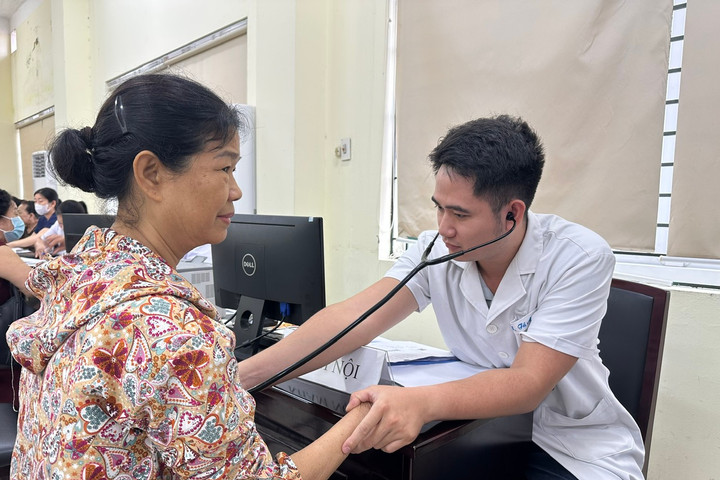 Phường Dương Nội: Gần 200 lượt người đến khám trong ngày đầu chương trình khám sức khỏe miễn phí