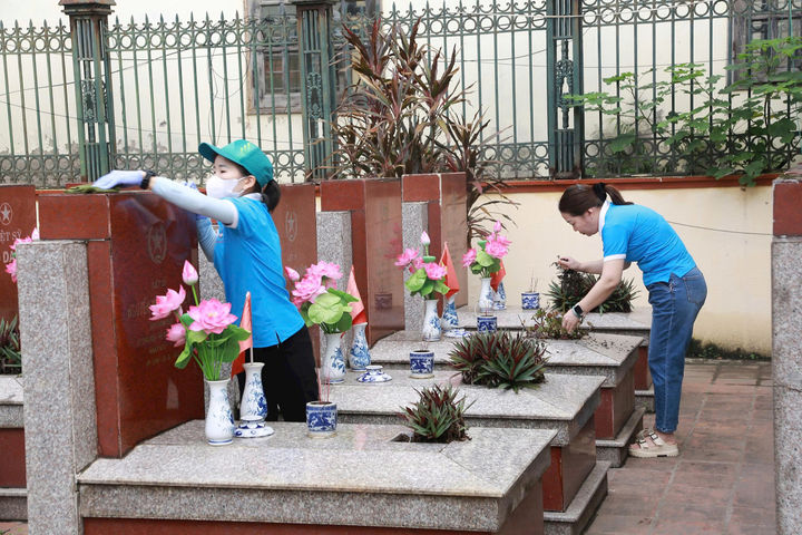 Phường Dương Nội: Ra quân chăm sóc, dọn dẹp vệ sinh khuôn viên nghĩa trang liệt sĩ
