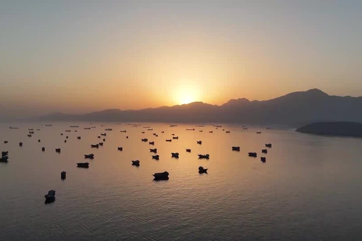 Mỹ tiếp tục tấn công Iran, căng thẳng trên Eo biển Hormuz leo thang