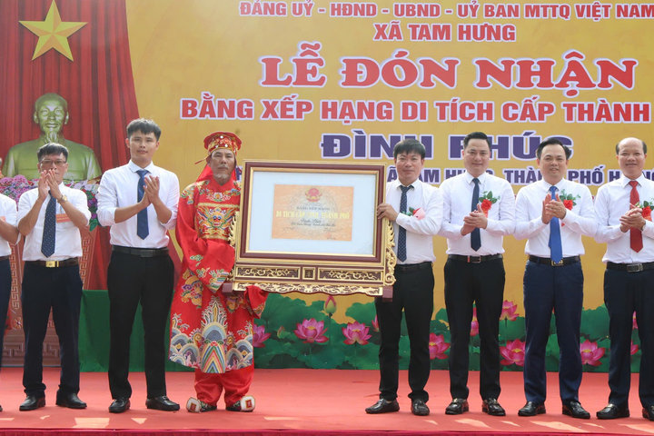 Xã Tam Hưng: Đón nhận Bằng xếp hạng di tích cấp thành phố đối với đình Phúc