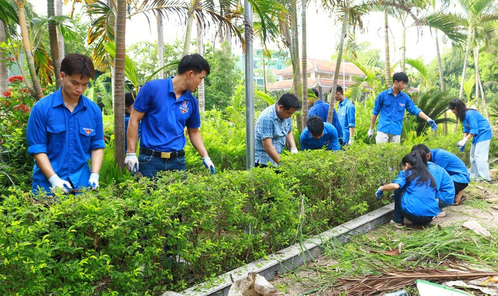 Xã Mỹ Đức ra quân chăm sóc, dọn vệ sinh khuôn viên nghĩa trang liệt sĩ