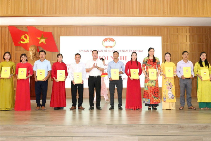 Xã Bất Bạt công bố các quyết định thành lập Ban Công tác Mặt trận sau sáp nhập thôn