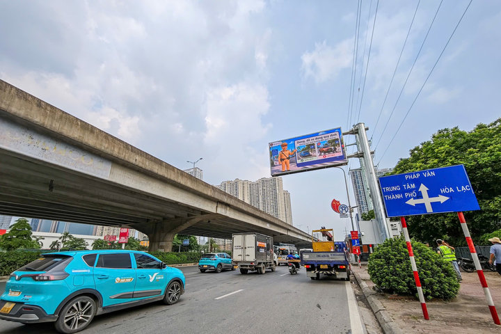 Công an Hà Nội đưa 36 màn hình LED vào vận hành, hỗ trợ người dân tránh ùn tắc, ngập úng