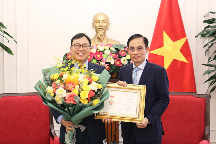 Trao tặng Kỷ niệm chương “Vì sự nghiệp ngoại giao Việt Nam” cho Đại sứ Hàn Quốc Choi Young Sam
