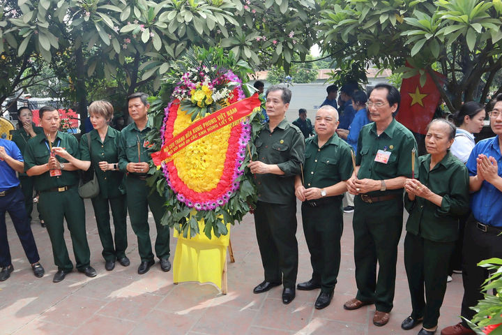 Dâng hương tưởng niệm liệt sĩ TNXP tại địa chỉ đỏ Bến phà cầu phao Khuyến Lương